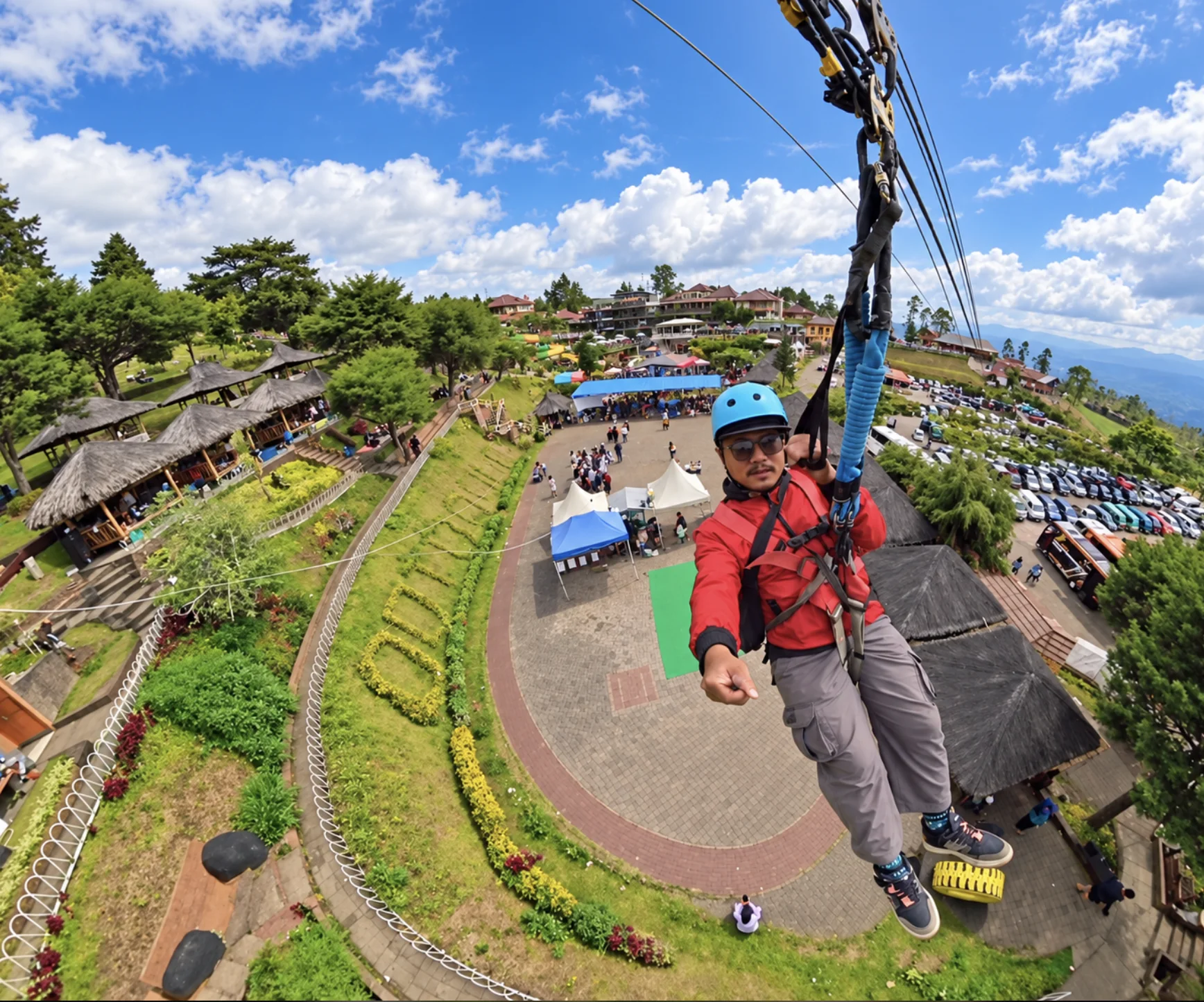 Flying fox di atas kawasan wisata Darajat